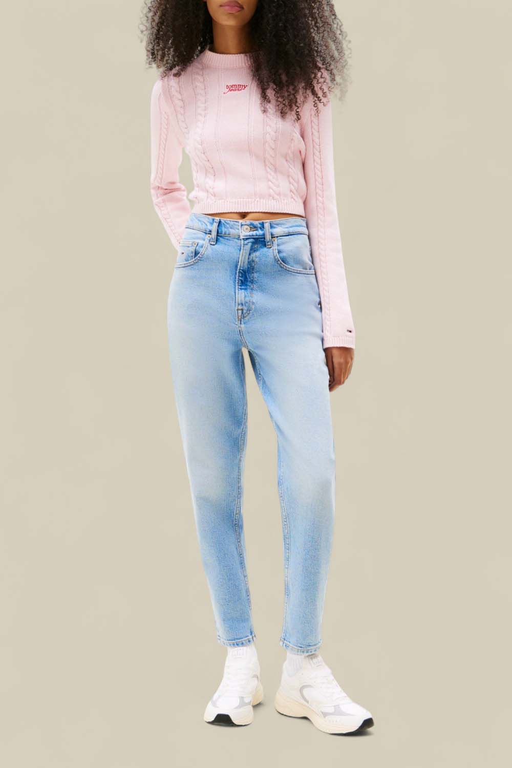 תמונת כל הלוק של מכנסי ג'ינס בגזרת מאם